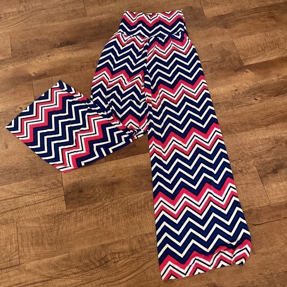 NWOT New Mode U.S.A. palazzo pants w/pink, blue, black, white chevron pattern.OS